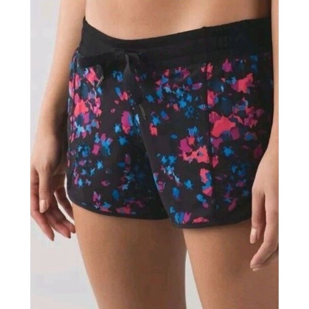 Lululemon Run Times Short (4")
Dandy Digie Multi / Black Size 10